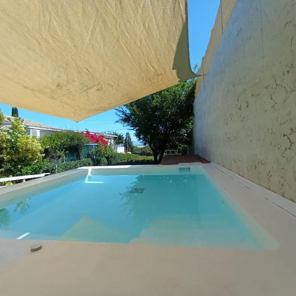 Wooden Summer House – hotel w mieście Mantoúkion