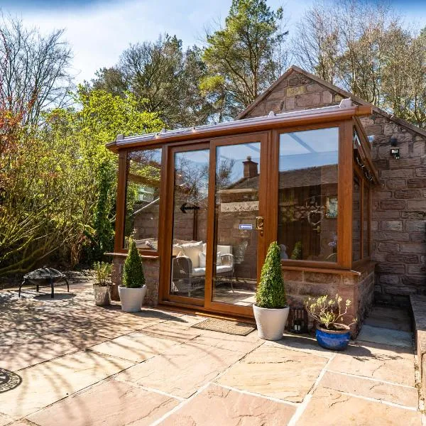 Willow cottage with private hot tub, hotel di Upper Hulme