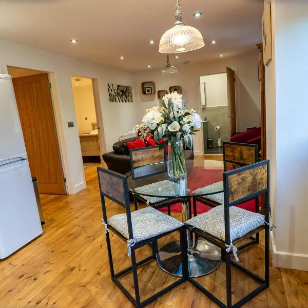 Pine cottage with private hot tub, hotel in Upper Hulme