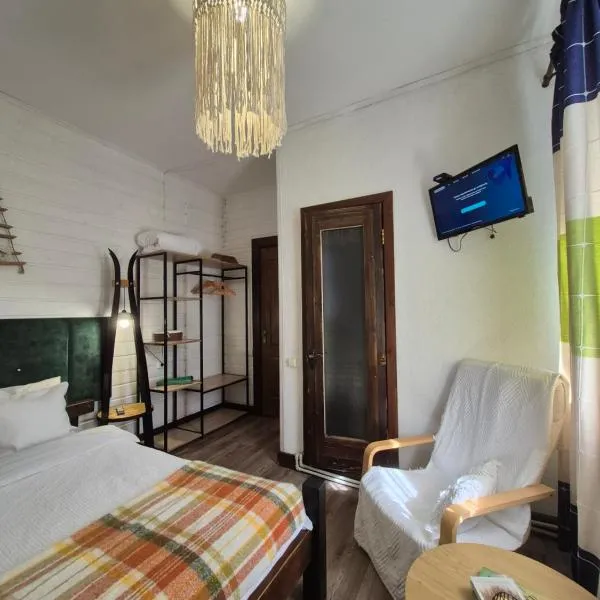 Захарова Оселя БАСЕЙН на території є Чан - Джакузі, hotel in Slavske