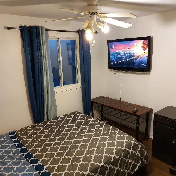 Bedroom in cozy townhome, hotel in Gatineau