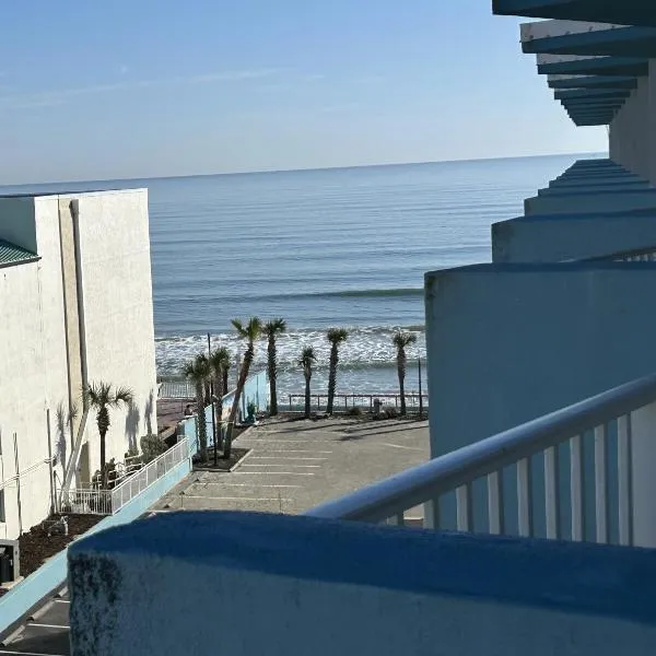 Beach Condo with Pool & Tiki Bar!, hotel en Daytona Beach