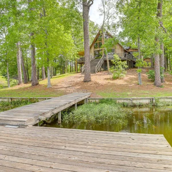 Riverfront Shelby Home with Private Boat Dock!, hotel v destinaci Shelby