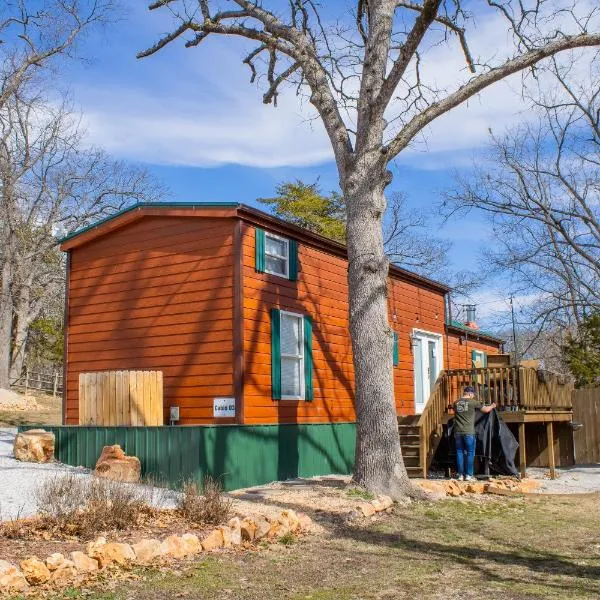 Charming Cabin with Pond View and Private Hot tub, hotel in Carthage
