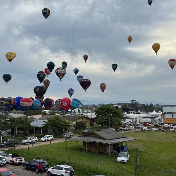 Apartamento ao lado do maior parque de Balonismo do Brasil na Cidade e Praia de Torres RS