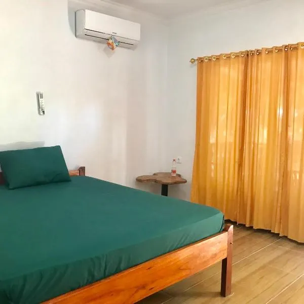 Gili Lampu Cottage, hotel in Labuhanpandan