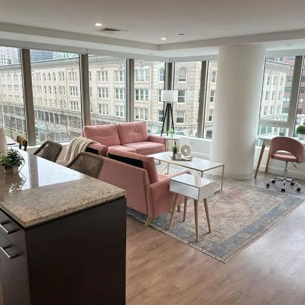 Upscale 2BR Condo with Gym & Parking near MGH & TUFTS, מלון בבוסטון