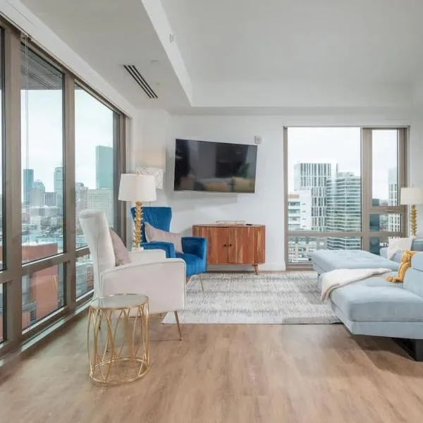 Upscale 4BR Penthouse with Gym & Parking near MGH & TUFTS, hotell i Boston
