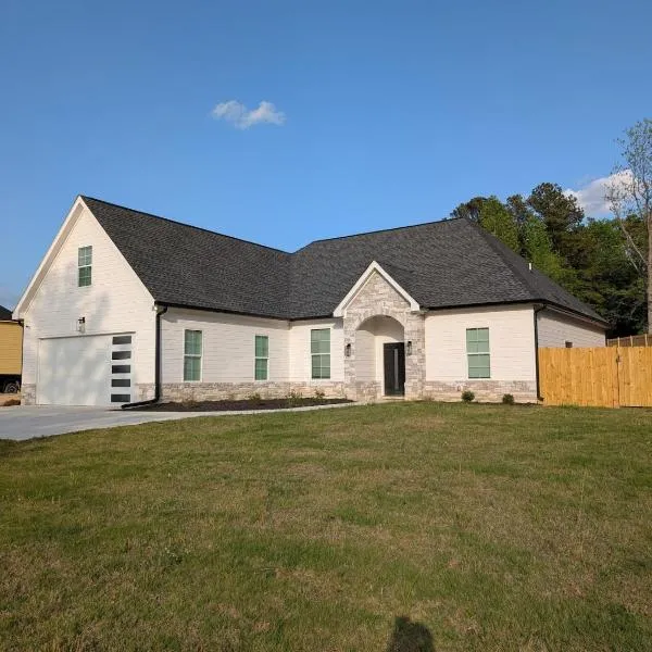 Modern 4BR 3BA Family Retreat Douglasville, hotel in Douglasville