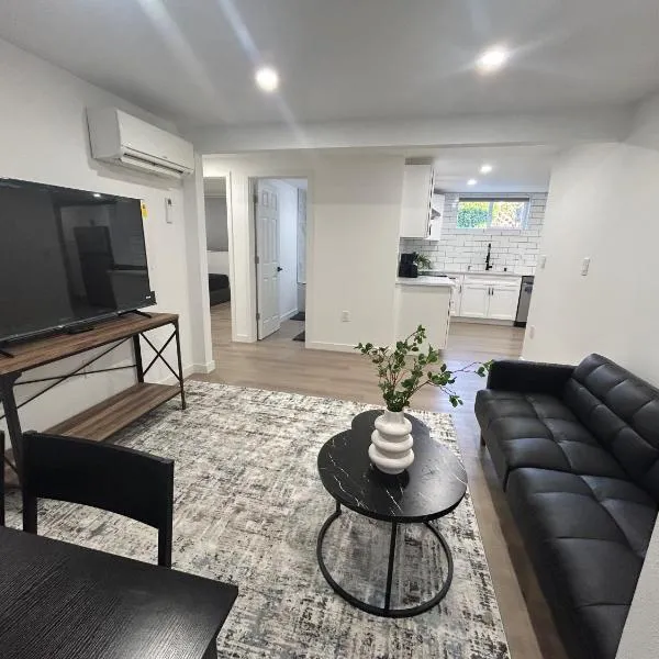 2 bedrooms & Studio near Downtown, Airport, stadiums, light rail, train โรงแรมในซีแอตเทิล