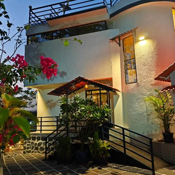 Sunils villa with private pool, Machan and play area in Karjat, hotel v destinaci Karjat