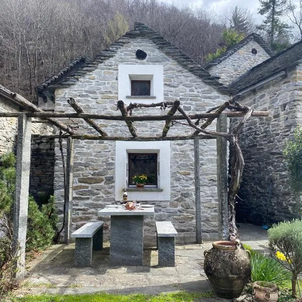 Rustico dans charmant hameau vue lac Verzasca, hotel di Gordola
