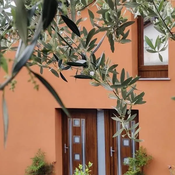 Nedi's Nest - Cozy Countryside Retreat Under Palmtrees, hotel v destinaci Dutovlje