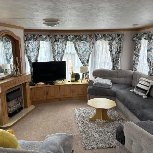 Hilltop Hideaway 2 Bed Caravan with Panoramic Town Scenery in Aberystwyth Holiday Village F8, hotel v destinaci Aberystwyth