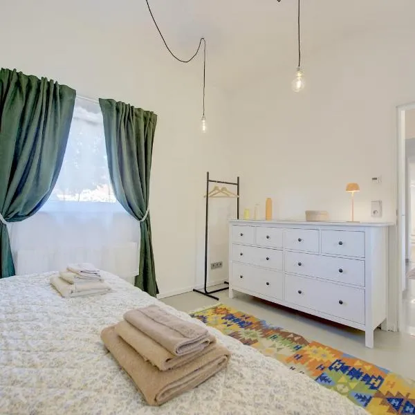 Bungalow - Kinderspielplatz - Garten mit Feuerstelle, hotel en Timelkam