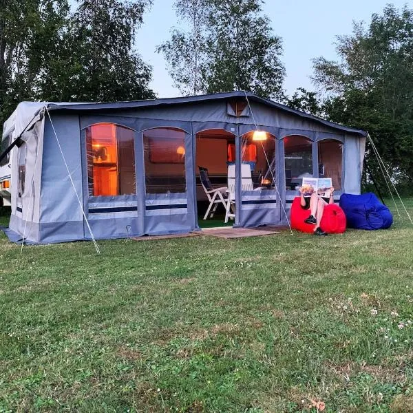 Caravan op rustige camping in Zeeland、Katsのホテル