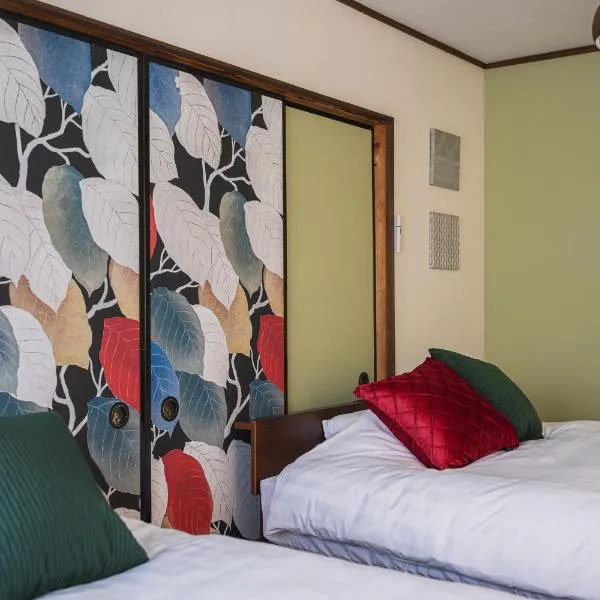 最大9名可 無料駐車場付 和モダン1棟貸切 4独立寝室 乾燥機付, hotel en Gifu