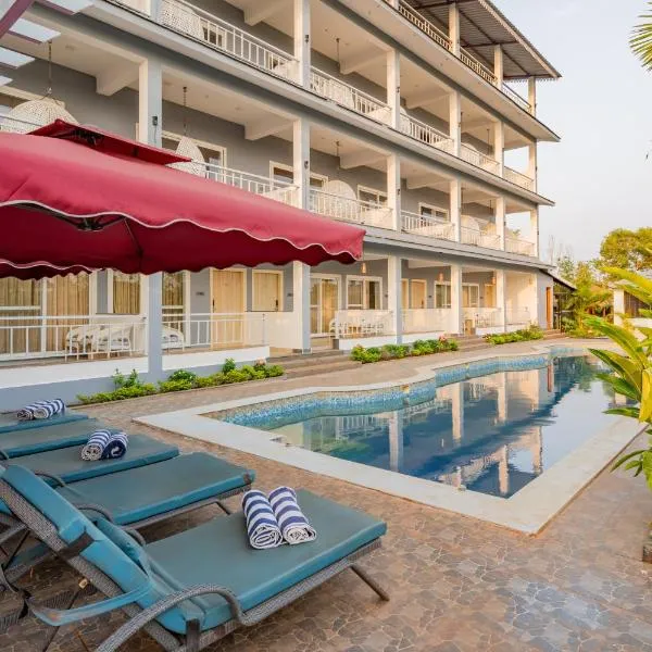 Alaya Stays Gracias Retreat near Ashvem Beach 3 minutes Walk From The Beach, ξενοδοχείο σε Morjim