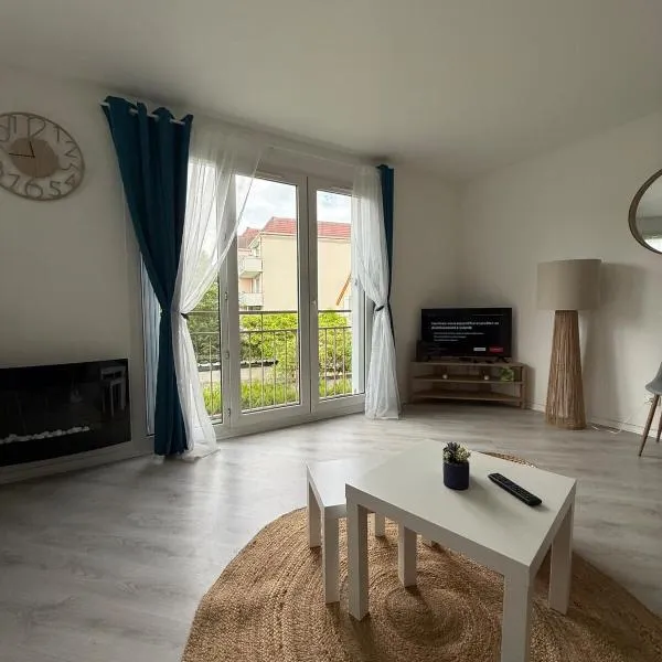 Cozy, quiet and bright studio, hotel v destinaci Arpajon