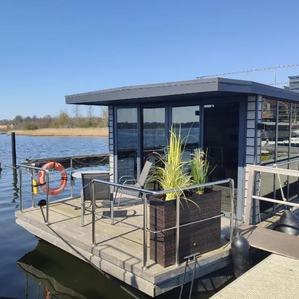 Hausboot Fjord Serina mit Biosauna in Schleswig, hotel v destinaci Šlesvik