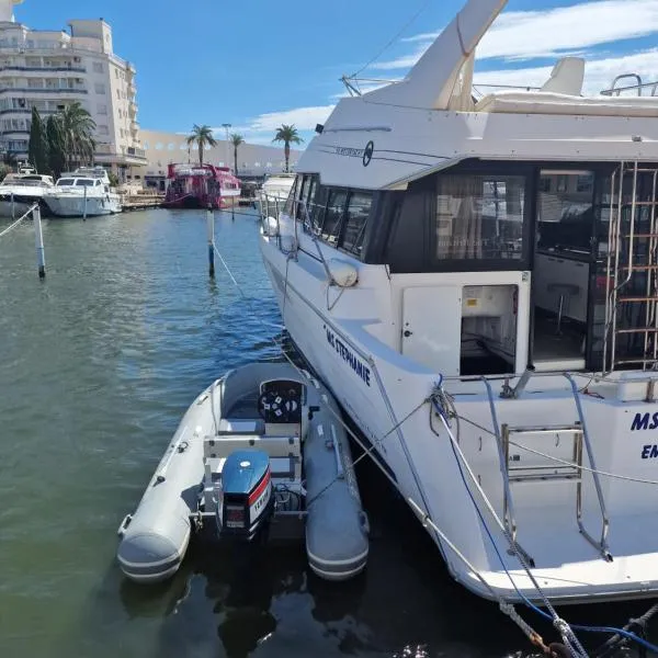 43 ft motoryacht à Empuriabrava à quai avec possibilité de sorties en mer avec skipper prévoir dans ce cas un supplément pour le gasoil de 60 euros de l'heure, hotel in Empuriabrava