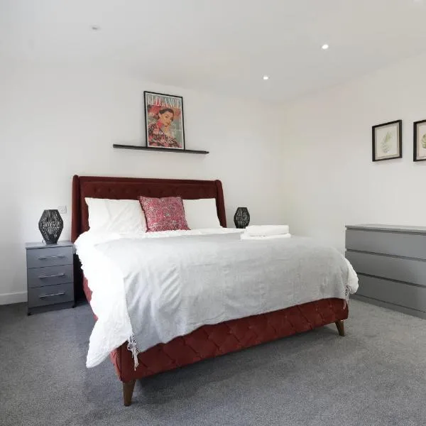 Stylish Modern Apartment by Aldgate East Station 5, hotel in London