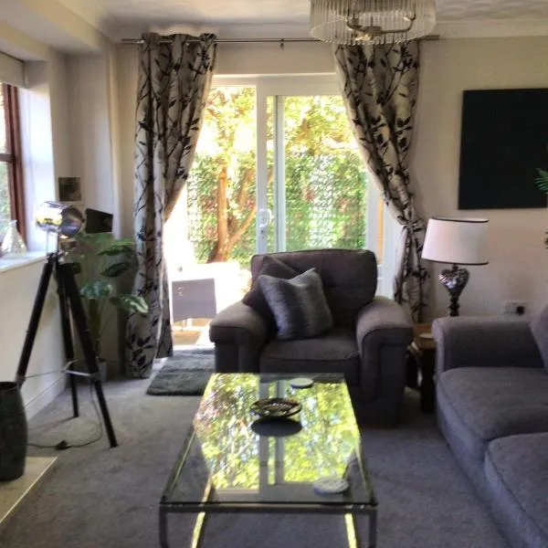 Stunning Fir Trees Corner 3 bedroom detached Executive house with free drive way parking for 2 vehicles 1 mile from M5 dogs welcome, hotel en Worcester