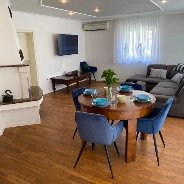 Private pool,3 bedrooms and 3 bathrooms, hotel in Biograd na Moru