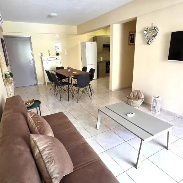 Stylish 2BR Apartment with Balcony, Wifi & Pool, hotel v Larnake