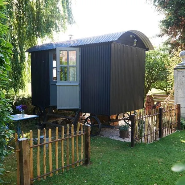 Brush Shepherd's Hut, hótel í Shootend
