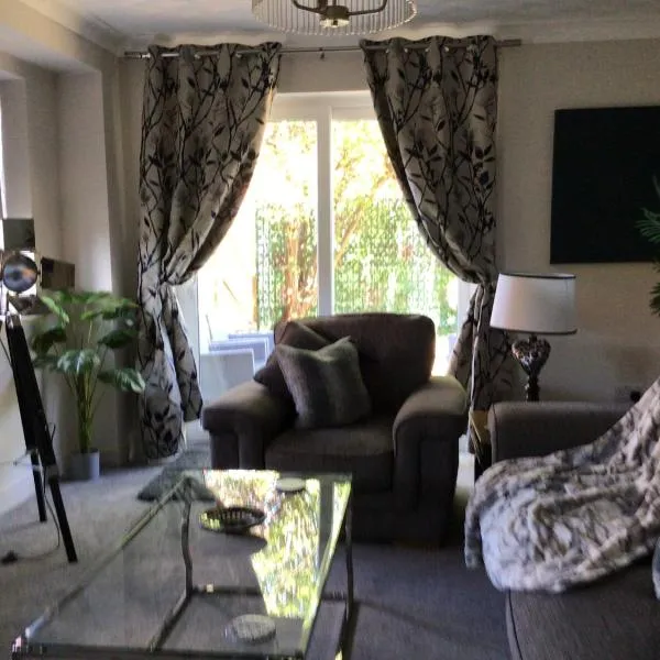 Stunning Fir Trees Corner 3 bedroom detached Executive house with free drive way parking for 2 vehicles 1 mile from M5 dogs welcome, hotel in Worcester