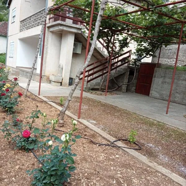 Guesthouse Marić, hotel in Ivišovo Greblje