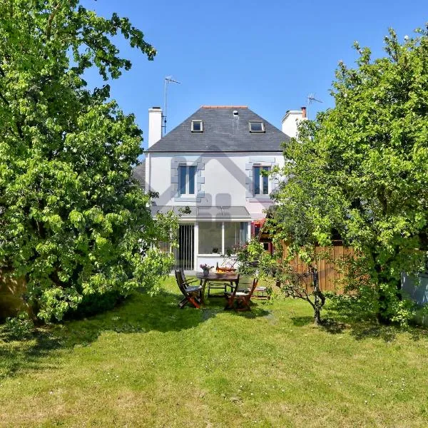 LocaLise - M26B - Les Belles Âmes - Maison rénovée avec jardin entièrement clos - place de parking sur le terrain - wifi inclus - draps inclus - animaux bienvenus, Hotel in Le Guilvinec
