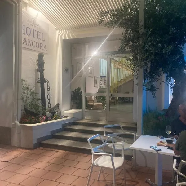 Hotel L'Ancora, hotel in La Caletta
