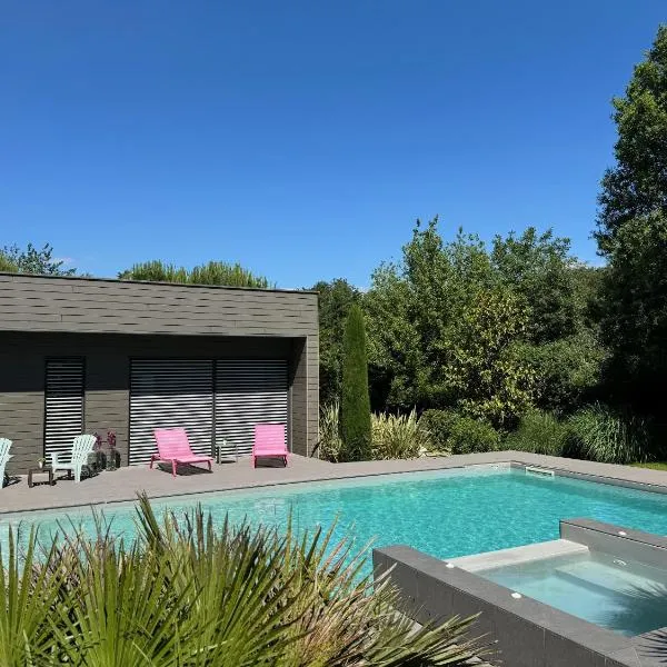 Magnifique Studio dans Villa Contemporaine au Calme avec Piscine & Parking Privé à Beaumont les Valence & Montéléger, hotel v destinaci Beaumont-lès-Valence