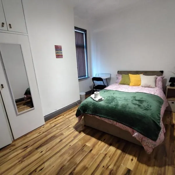 Double-Bedroom in the Heart of Harpurhey Manchester A3 Perfect for Short Stays, hotel in Manchester