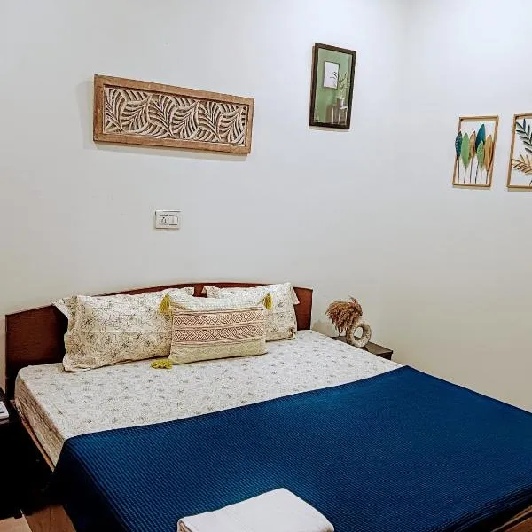 PeaceLily Hotel - Aesthetic budget rooms with Netflix, AC in upper tapovan, Free Airport Pickup for bookings more than 7 nights NO PARKING, hotel v destinaci Rišikéš