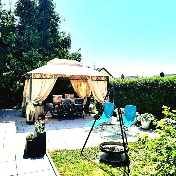 Gelbe Koffer - Design-Maisonette in Schiffweiler - private Terrasse & Grill - nahe Wald & See - Self-Check-in - 2 Parkplätze, hotel i Schiffweiler