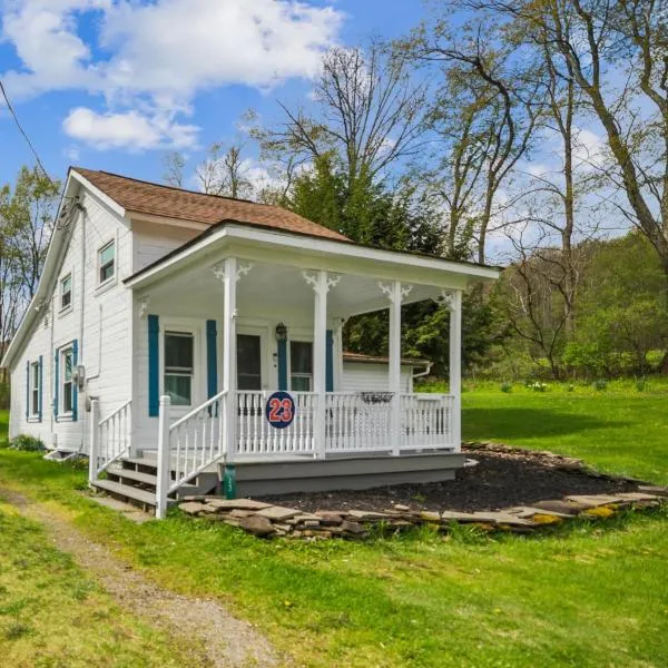 Cozy Milford Cottage on Half Acre w Deck & Grill, hotel in Milford