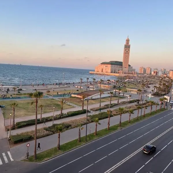 Spacious apartment beachfront city center, hôtel à Casablanca