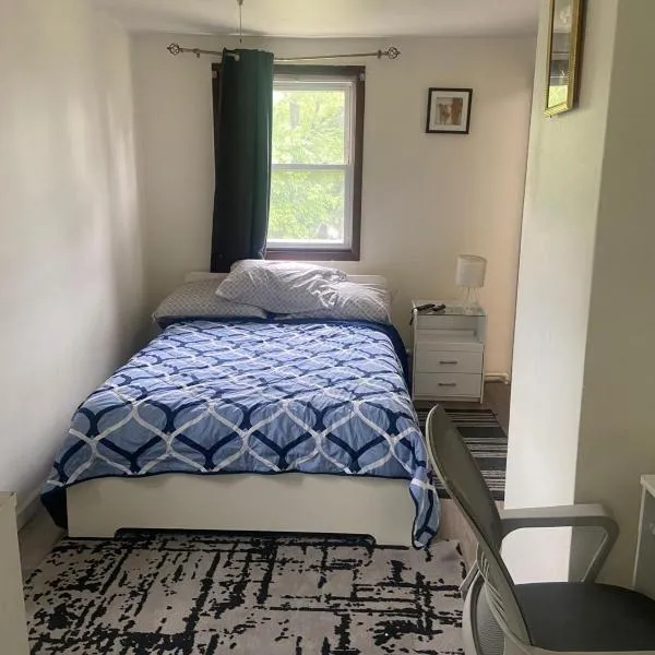 cozy room with private bathroom, готель у місті Arlington