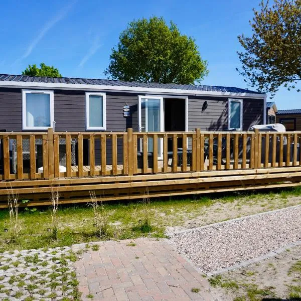 Moderne chalet op het strand, hotel in Kropswolde