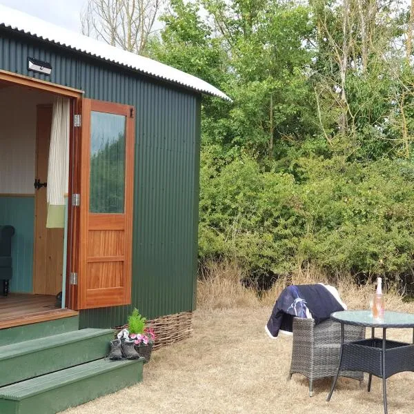 Delightful shepherd's hut in a rural location, hotel v destinaci North Fambridge