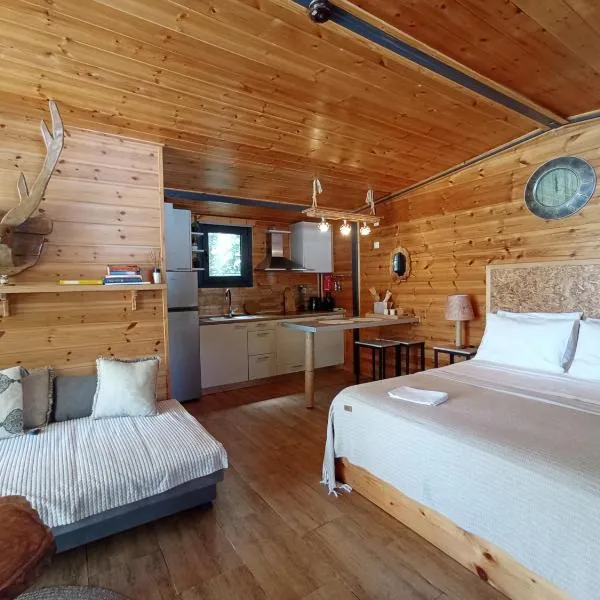 Wooden Summer House, hotelli kohteessa Mantoúkion