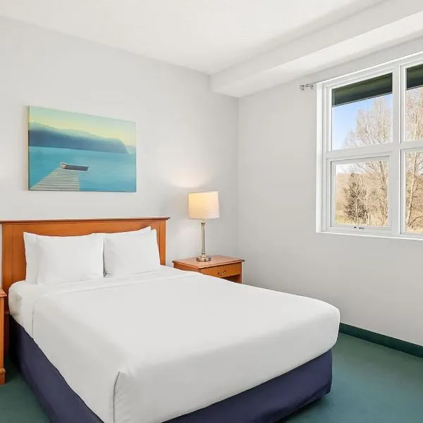 Serene 1BR Retreat with Mountain Views, hotelli kohteessa Canmore