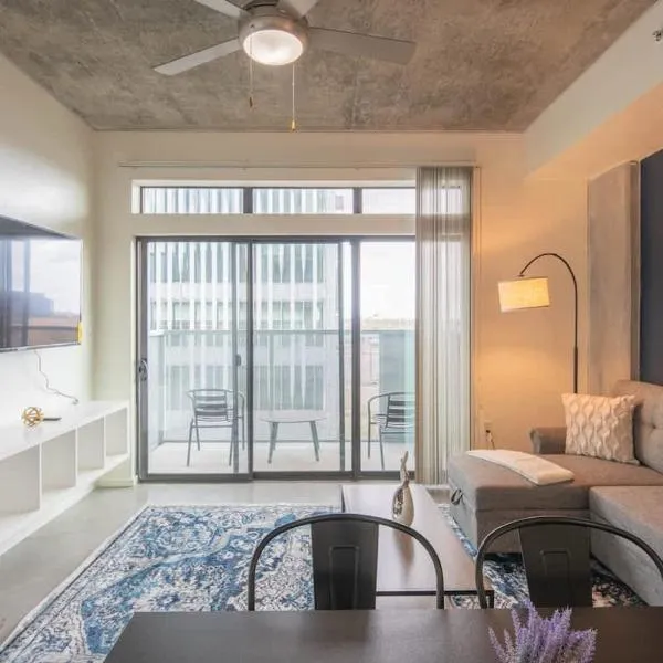Lovely 1BD - Central Downtown - Gym, Pool, Parking, ξενοδοχείο στο Φοίνιξ