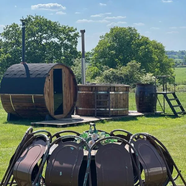 GreenFeilds Glamping Stargazing Yurts and Outdoor Spa, hotel sa Milwich