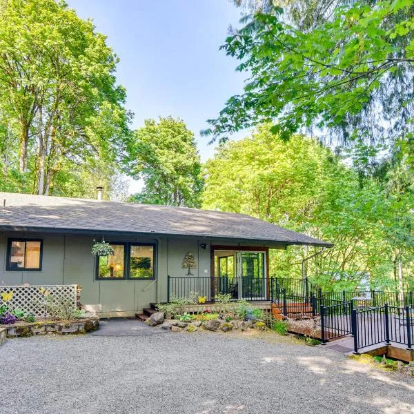 Riverfront Woodland Cabin Wooded and Forested Views, hotel v destinaci Woodland