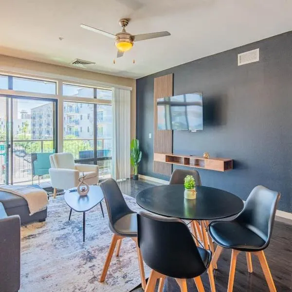 Unique 1BD - DT PHX - Parking, Gym, Pool - Sleeps 6, hotel in Phoenix