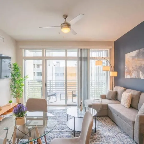 Modern 2BD DT - Balcony, Gym, W-D, Parking - Sleeps 8